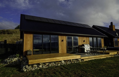 Te Anau House | Fiordland Eco-Retreat ☆ Panoramic Views ☆ Hot Tub
