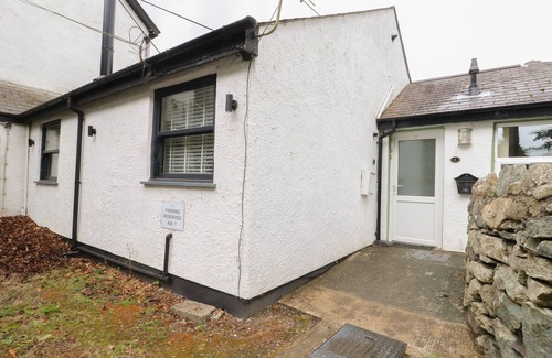 Llanrug Cottage | FIR TREE COTTAGE, pet friendly, with a garden in Llanrug
