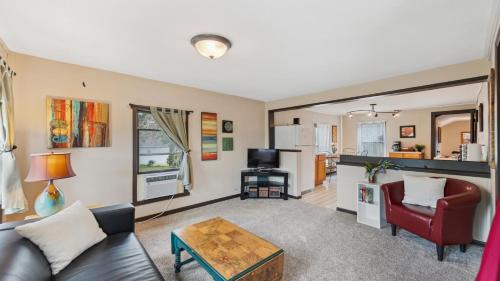 Lake City Apartment | Fire Lily Apartment - 3 Blocks from Lake Pepin