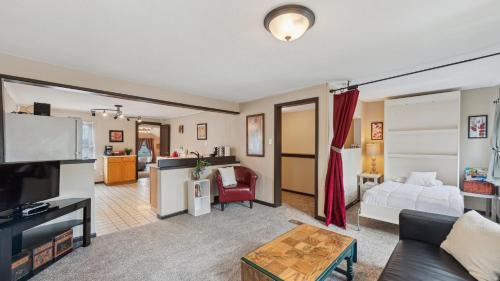 Lake City Apartment | Fire Lily Apartment - 3 Blocks from Lake Pepin