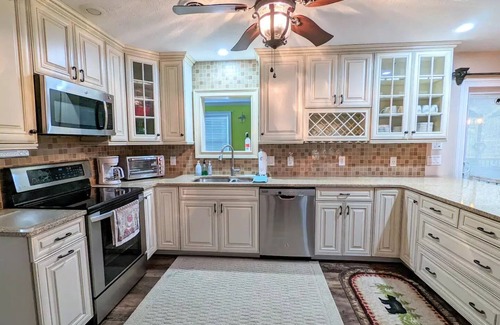 Mount Pocahontas House | Fire Pit/Corn Hole/Shuffleboard/Community Pool/Deck/Pets Welcome!