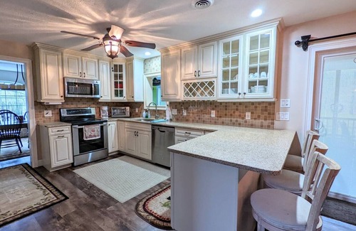 Mount Pocahontas House | Fire Pit/Corn Hole/Shuffleboard/Community Pool/Deck/Pets Welcome!