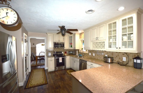 Mount Pocahontas House | Fire Pit/Corn Hole/Shuffleboard/Community Pool/Deck/Pets Welcome!