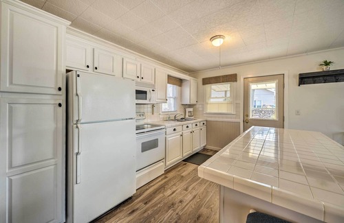 Mecosta Cottage | Fire Pit & Grill: Lakeview Mecosta Cottage!