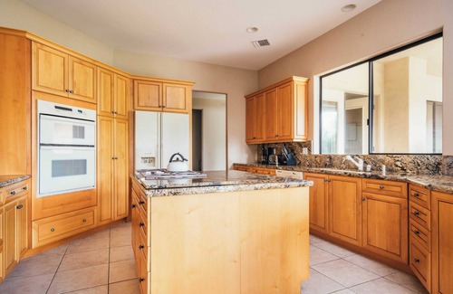 La Quinta Cove Cottage | Firefly by Avantstay Spacious Backyard w/Pool& Hot Tub!