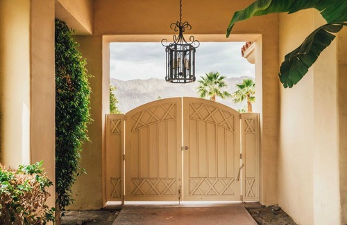 La Quinta Cove Cottage | Firefly by Avantstay Spacious Backyard w/Pool& Hot Tub!