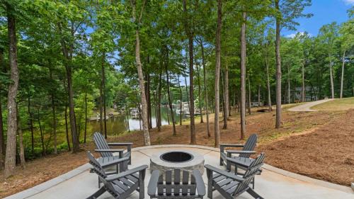 Mooresville House | Fireside Fun by AvantStay Sleeps 18 Waterfront Pool