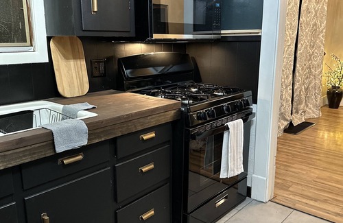 Warren House | Fireside Retreat, Place To Stay in Warren Ohio, Sleeps 8