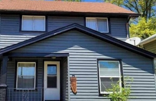 Warren House | Fireside Retreat, Place To Stay in Warren Ohio, Sleeps 8