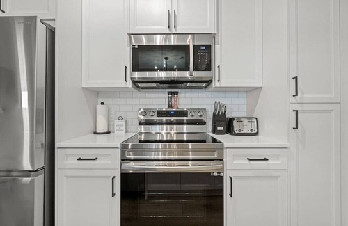 Cochrane House | Fireside Vista | King Bed | Cable | Pets | Modern