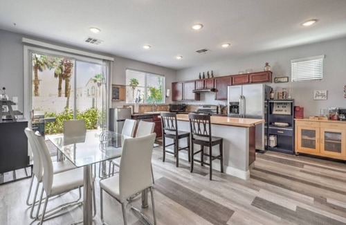 Rhodes Ranch House | Firewood | 15 min to Strip, Full Kitchen, King Bed