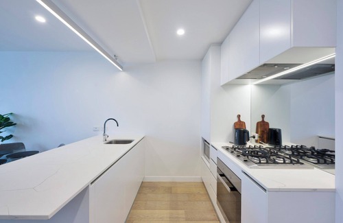 Spring Hill Apartment | Fireworks & City Views | 2B2B + Parking