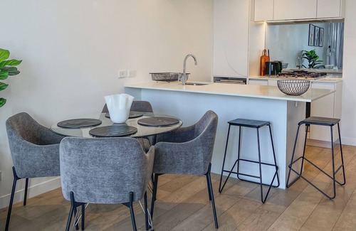 Spring Hill Apartment | Fireworks & City Views | 2B2B + Parking