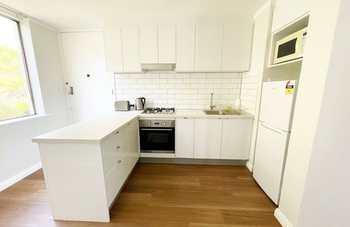 Fremantle Apartment | First floor good value budget accommodation for up to 4 people.