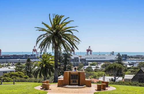 Fremantle Apartment | First floor good value budget accommodation for up to 4 people.