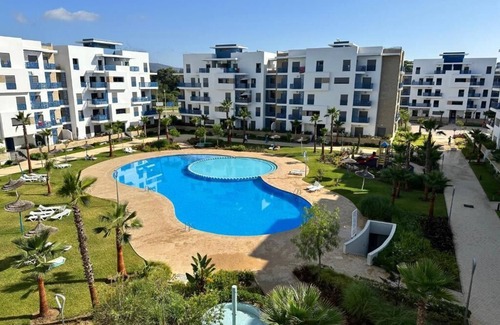 Martil Apartment | First floor swimming pool 5 min walk to beach all amenities on site