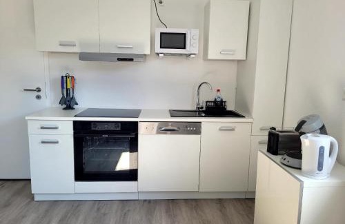 Villingen-Schwenningen Apartment | Fischer Apartment 2 - geräumige Monteurs- & Ferienwohnung mit 4 Schlafzimmern - neu renoviert mit privater Terrasse, Smart-TV & voll ausgestatteter Küche - ideal für Arbeit, Gruppen & Familien