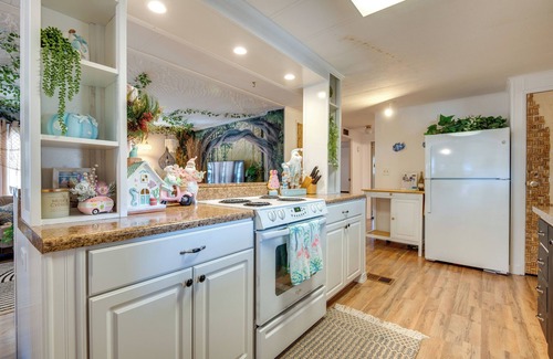 South Waterfront Park Apartment | Fish & Boat: Riverfront Apt w/Canoe in Edgewater