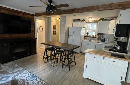 Wagoner Cabin | Fisherman's Flat Cozy 3-bedroom cabin short walk to water at Cypress Cove