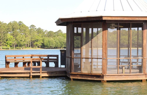 Louisville Cabin | Fisherman's Paradise on 120-acre Private Lake