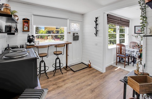 Raymond Island Cottage | Fishermans Cottage: Delightful Stone cottage situated on McMillan Straight