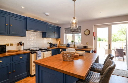 Newton on Derwent Cottage | FISHERMANS LODGE, pet friendly, with a garden in Wilberfoss
