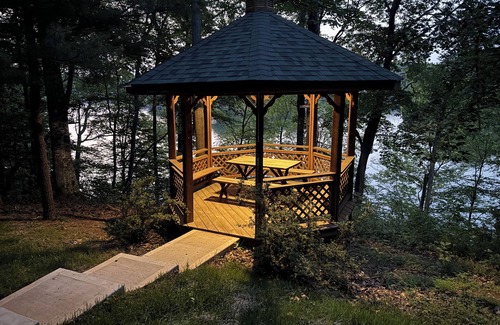 Gladehill Cabin | Five beautiful cabins all on the same property. Great for family reunions, corporate retreats or other small groups.