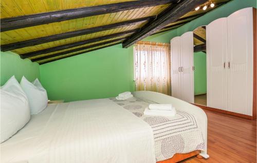 Crno House | Five-Bedroom Holiday Home In Zadar