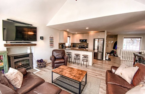 Snow Pine Estates Ski Chalet | FIVE Bedroom Ski-In/Out Chalet, Private Sauna & Spectacular Mtn Views!