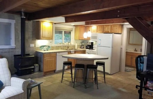 Lakebay Cottage | Five Peaks Cottage Beach HotTub Kayaks Treehouse
