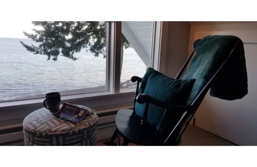 Lakebay Cottage | Five Peaks Cottage Beach HotTub Kayaks Treehouse