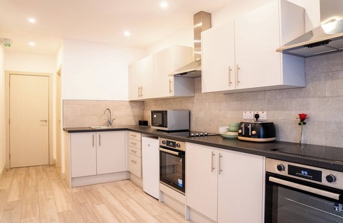 Sutton Central Apartment | Five star boutique studio apartment.