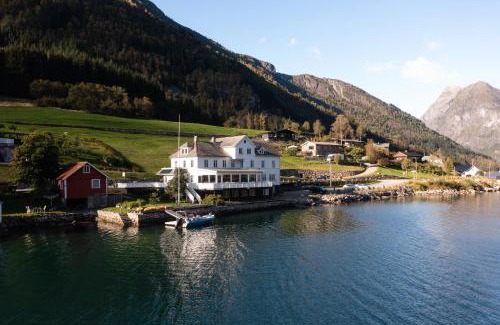 Fjaerland Hotel | Fjærland Fjordstove Hotell - Huseby Hotelldrift AS