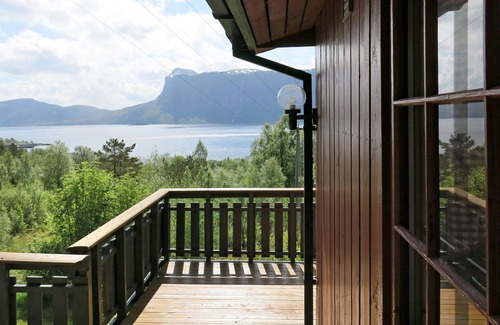 Hyllestad House | Fjordperlen by Interhome