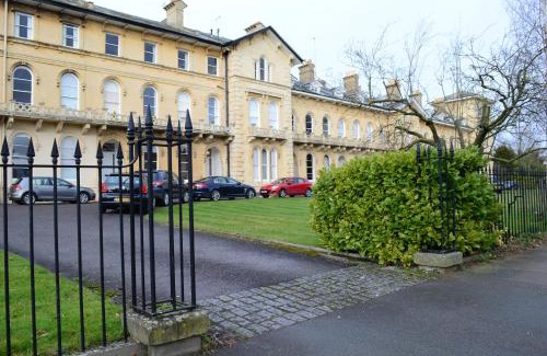 Montpellier Apartment | Flat 3, 6 Lypiatt Terrace Cheltenham Gloucestershire GL50 2SX