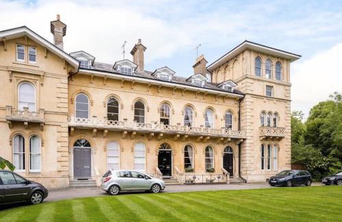 Montpellier Apartment | Flat 3, 6 Lypiatt Terrace Cheltenham Gloucestershire GL50 2SX