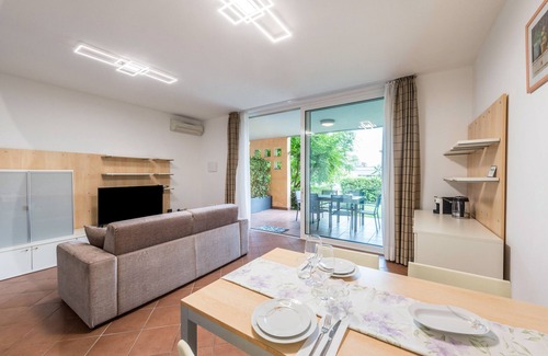 Padenghe sul Garda Apartment | Flat 'Blue Lake Holiday House' with swimming pool, Wi-Fi and air conditioning
