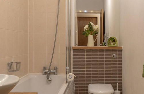 East End Apartment | Flat on the Green 6. Modern 2 bed apartment adjacent to Glasgow Green