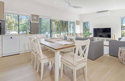 Malua Bay House | Flat Walk to Beach & Shops, WiFi | Bay Dream