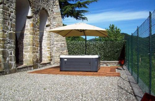 Argigliano Apartment | Flat with heated hot tub and shared pool