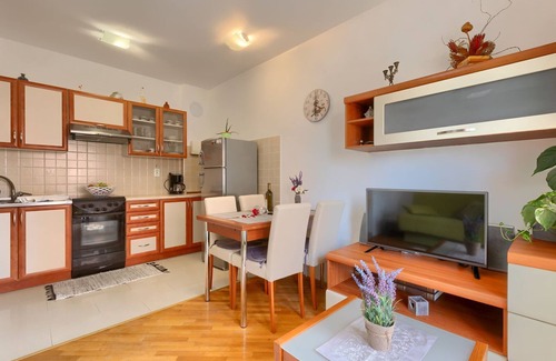 Valdebek Apartment | Flat with WLAN, air conditioning, balcony