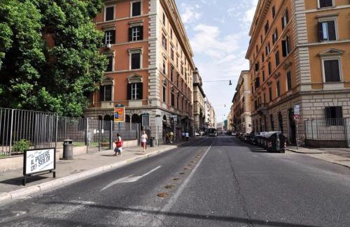 Rione XVIII Castro Pretorio Apartment | Flatinrome Termini 2 Grande appartamento luminoso in centro