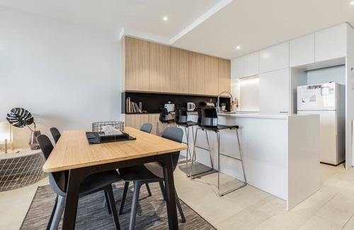 Flemington Apartment | Flemington Filly Bright Abode with Sweeping Views