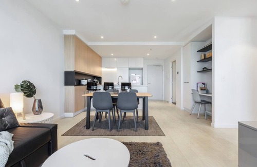 Flemington Apartment | Flemington Filly Bright Abode with Sweeping Views