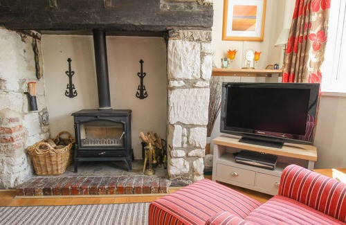 Maiden Newton Cottage | FLEUR COTTAGE, family friendly, with a garden in Maiden Newton