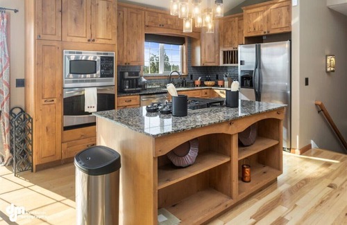 Knik-Fairview House | Fleur de Lis 4bed 3bath & Mountain Views
