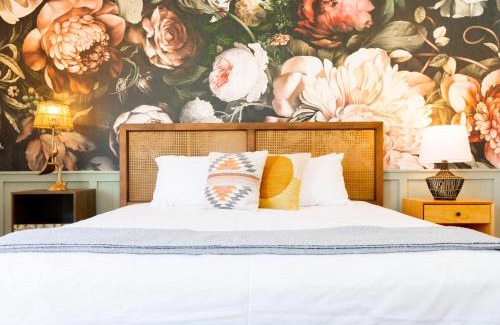 Uptown Design District Hotel | Fleur Noire Hotel - 21 and Over