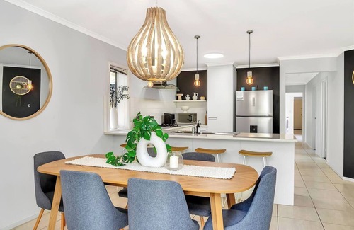 McCracken House | Fleurieu Days Leafy Hideaway by Victor Harbor