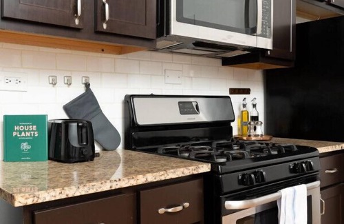 East Village Apartment | Flexhome Ukrainian Village 2BR D1