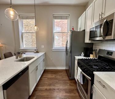 Almont Apartment | Flexhome West Town 2BR Apt T1